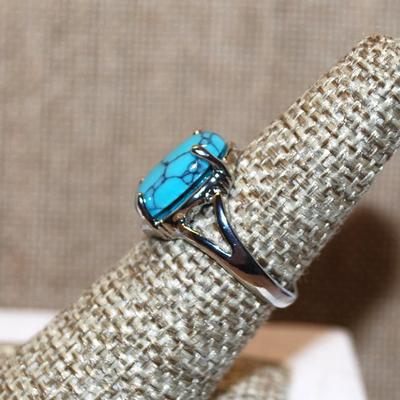 Size 6½ Crackled Oval Turquoise Stone Ring on a Silver Tone Band (3.3g)