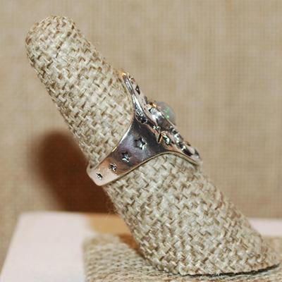 Size 6½ Marked .925 Round Iridescent Style Single Stone Ring on a Graphic "Moon & Stars" Silver Band (5.6g)