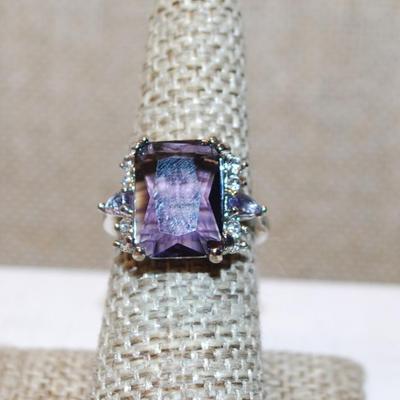 Size 6¾ Large Purple Emerald Cut Stone Ring with Vertical Accents Rows on a Silver Tone Band (5.5g)