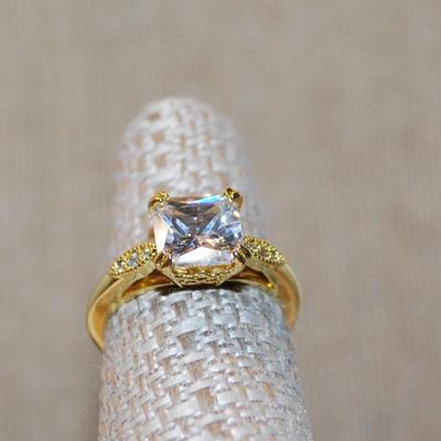 Size 6¾ Square Clear Main Stone Ring with Horizontal Sides with 3 Stones Each on a Gold Tone Band (3.4g)