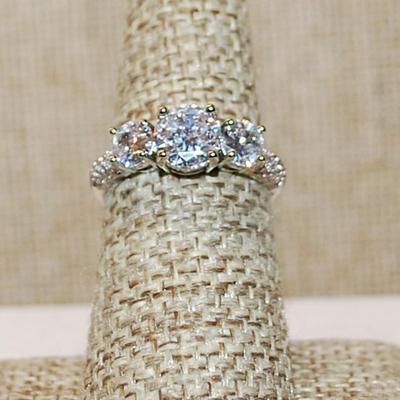Size 7 Marked .925 Clear Round Set of 3 Main Stones Ring with Tiny Side Accent Stones on a Silver Band (3.4g)