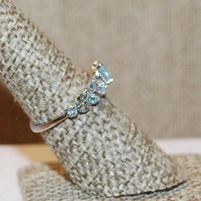 Size 7¼ Transparent Light Blue HEART Stone Ring with Blue "Leaf" Side Accents on a Silver Tone Band (1.8g)