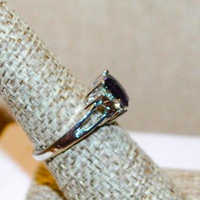 Size 7¼ Deep Purple Cushion Cut Stone Ring with 2 Vertical Stones on Each Side with a Silver Tone Band (3.4g)