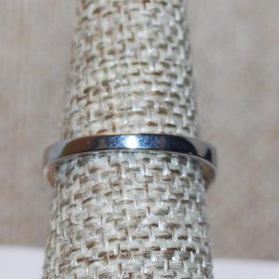 Size 7¼ Large Blue Square Cut Stone Party Ring with Full Surrounds on a Silver Tone Band (5.4g)