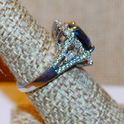 Size 7¼ Large Blue Square Cut Stone Party Ring with Full Surrounds on a Silver Tone Band (5.4g)