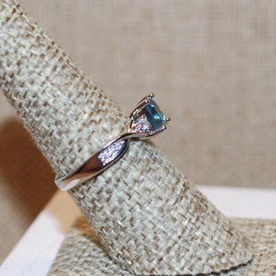Size 7¼ Square Cut Aquamarine Color Stone Ring with Twisted Sides & Accent Stones on a Silver Tone Band (2.5g)