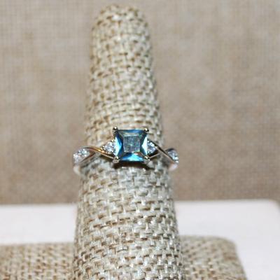 Size 7¼ Square Cut Aquamarine Color Stone Ring with Twisted Sides & Accent Stones on a Silver Tone Band (2.5g)