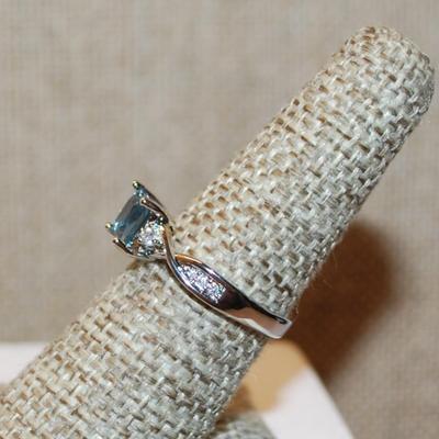 Size 7¼ Square Cut Aquamarine Color Stone Ring with Twisted Sides & Accent Stones on a Silver Tone Band (2.5g)