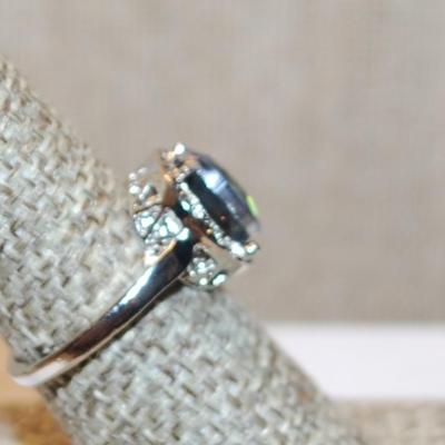 Size 7½ Iridescent Oval Stone Ring on a Crown Nest Surround and Silver Tone Band (3.8g)