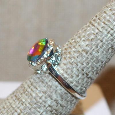 Size 7½ Iridescent Oval Stone Ring on a Crown Nest Surround and Silver Tone Band (3.8g)