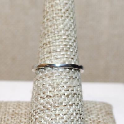 Size 7½ Iridescent Oval Stone Ring on a Crown Nest Surround and Silver Tone Band (3.8g)