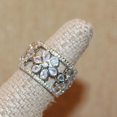 Size 7½ Clear Pear Shaped Stones Flower with 6 Petals Party Ring & Shiny Accents on a Silver Tone Band (8.2g)