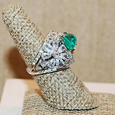 Size 7½ GREEN Pyramid Main Stone Party Ring with Side Petal Flowers on a Silver Tone Band (9.7g)