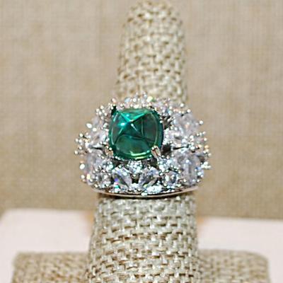 Size 7½ GREEN Pyramid Main Stone Party Ring with Side Petal Flowers on a Silver Tone Band (9.7g)