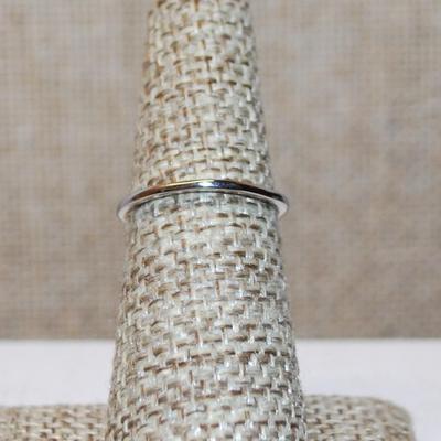 Size 7¾ Delicate Blue Rectangle Stone Ring & Accents on a Silver Tone Band (0.8g)