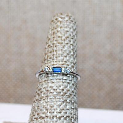 Size 7¾ Delicate Blue Rectangle Stone Ring & Accents on a Silver Tone Band (0.8g)
