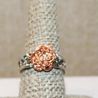 Size 7¾ Two Tone Rose Gold "Rose" Design Ring on a Hollowed Silver Tone Band (4.6g)