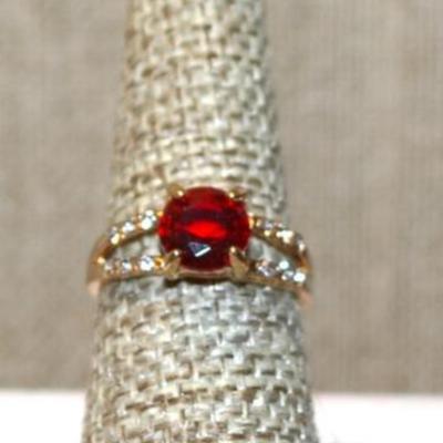 Size 8 Single Clear Red Round Stone Ring with 2 Rows Side Accent Stones on a Gold Tone Band (2.7g)