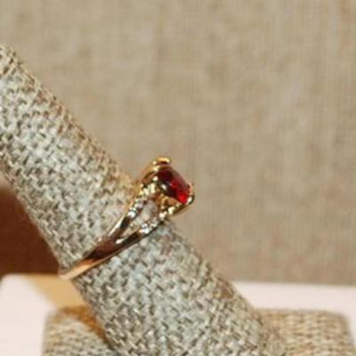 Size 8 Single Clear Red Round Stone Ring with 2 Rows Side Accent Stones on a Gold Tone Band (2.7g)