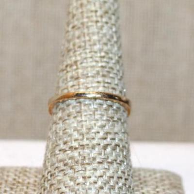 Size 8 Single Clear Red Round Stone Ring with 2 Rows Side Accent Stones on a Gold Tone Band (2.7g)