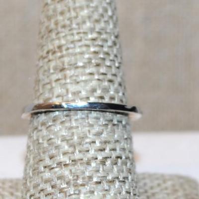 Size 8 Vertical Iridescent Rectangle Stone Ring with "Branch" Accents on a Silver Tone Band (4.0g)