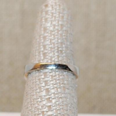 Size 8 Oval Blue Main Stone Ring with Top & Bottom Clear Stone Accents on a Silver Tone Band (3.6g)