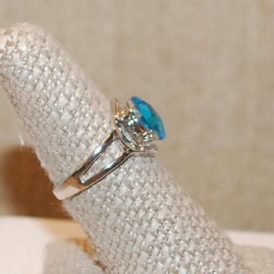 Size 8 Oval Blue Main Stone Ring with Top & Bottom Clear Stone Accents on a Silver Tone Band (3.6g)