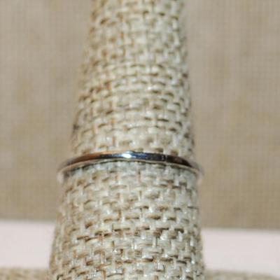 Size 8 Aquamarine Oval Stone Ring with 2 Tone Side Accents on a Silver Tone Setting (2.3g)