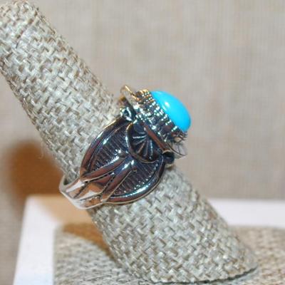 Size 8 Pear Shaped Jade-Style Ring on a Graphic Designed Solid Silver Tone Band (8.9g)