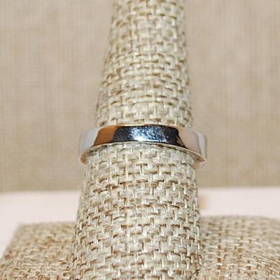Size 8 Large PEAR Shaped Stone & Setting Ring with Side Brilliant Stone Accents on a Silver Tone Band (5.1g)