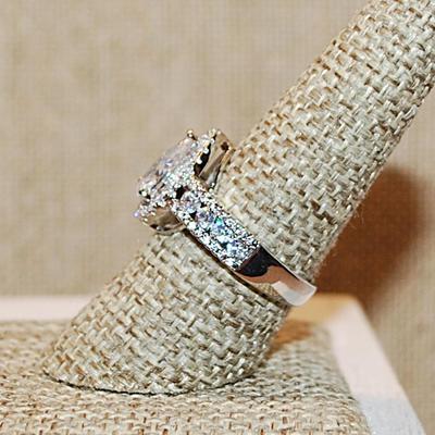 Size 8 Large PEAR Shaped Stone & Setting Ring with Side Brilliant Stone Accents on a Silver Tone Band (5.1g)
