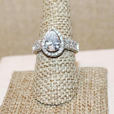 Size 8 Large PEAR Shaped Stone & Setting Ring with Side Brilliant Stone Accents on a Silver Tone Band (5.1g)