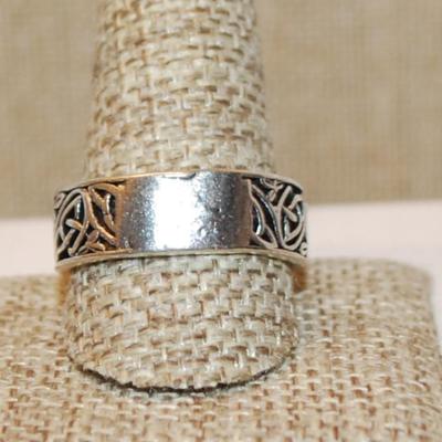 Size 11½ Two Tone "Mythos Creature" Ring on a Graphic Designed Silver Tone Band (6.0g)