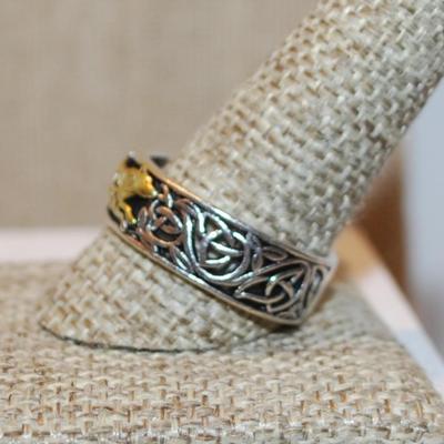 Size 11½ Two Tone "Mythos Creature" Ring on a Graphic Designed Silver Tone Band (6.0g)
