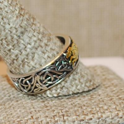 Size 11½ Two Tone "Mythos Creature" Ring on a Graphic Designed Silver Tone Band (6.0g)