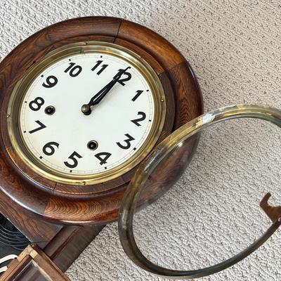 Lot 173 Regulator pendulum wind clock (with keys)