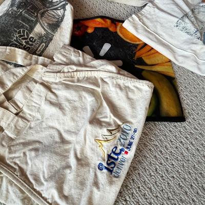 Lot 193 plastic milk crate of reusable bags