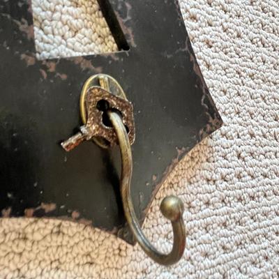 Lot 200 metal keys, locks and hook wall décor