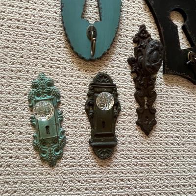Lot 200 metal keys, locks and hook wall décor