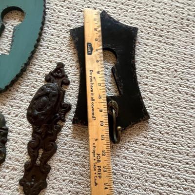 Lot 200 metal keys, locks and hook wall décor