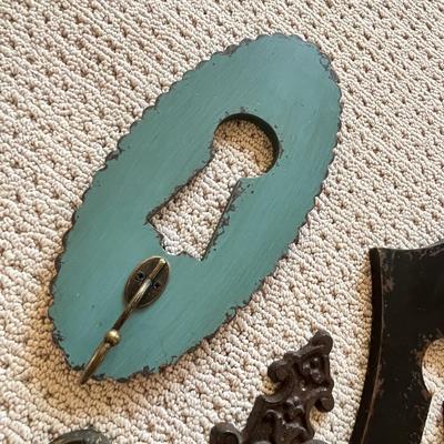Lot 200 metal keys, locks and hook wall décor