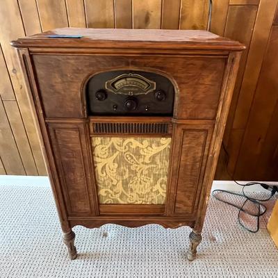 Lot 212 Putwater Kent Floor model antique radio (not tested)