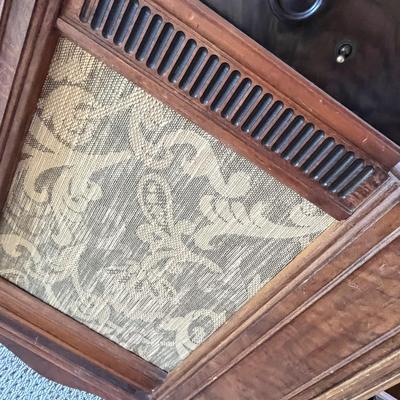 Lot 212 Putwater Kent Floor model antique radio (not tested)