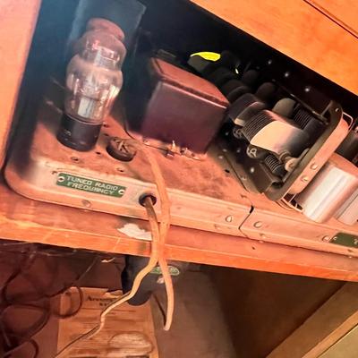 Lot 212 Putwater Kent Floor model antique radio (not tested)