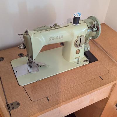 Vintage Singer Sewing Machine & Cabinet