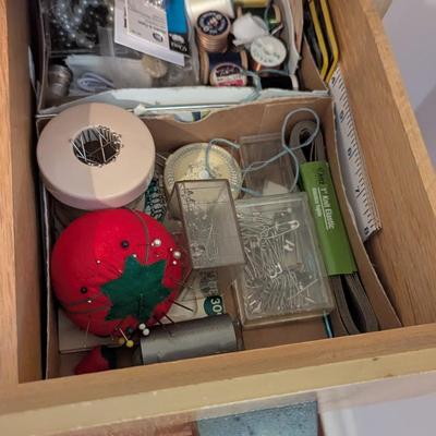 Vintage Singer Sewing Machine & Cabinet