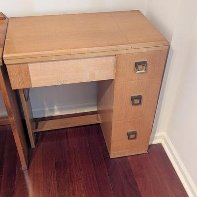 Vintage Singer Sewing Machine & Cabinet