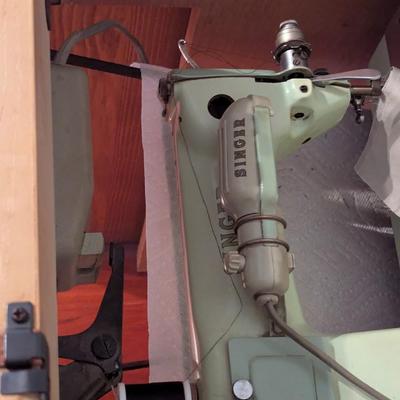 Vintage Singer Sewing Machine & Cabinet