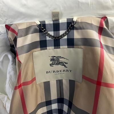 585 Ladies BURBERRY White Raincoat with Hood