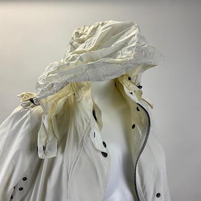 585 Ladies BURBERRY White Raincoat with Hood